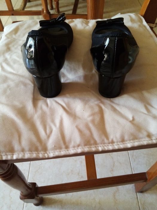 Sapatos novos pretos s/bico marca Fiorella