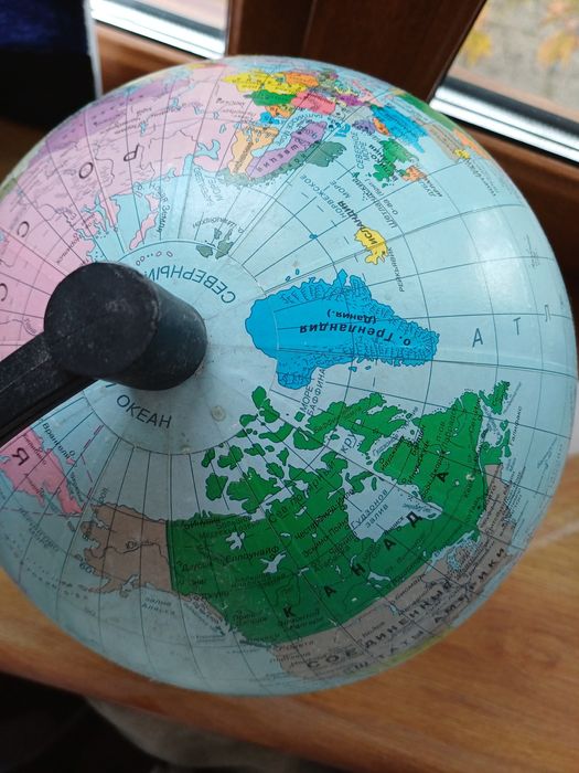 Глобус середнього розміру
