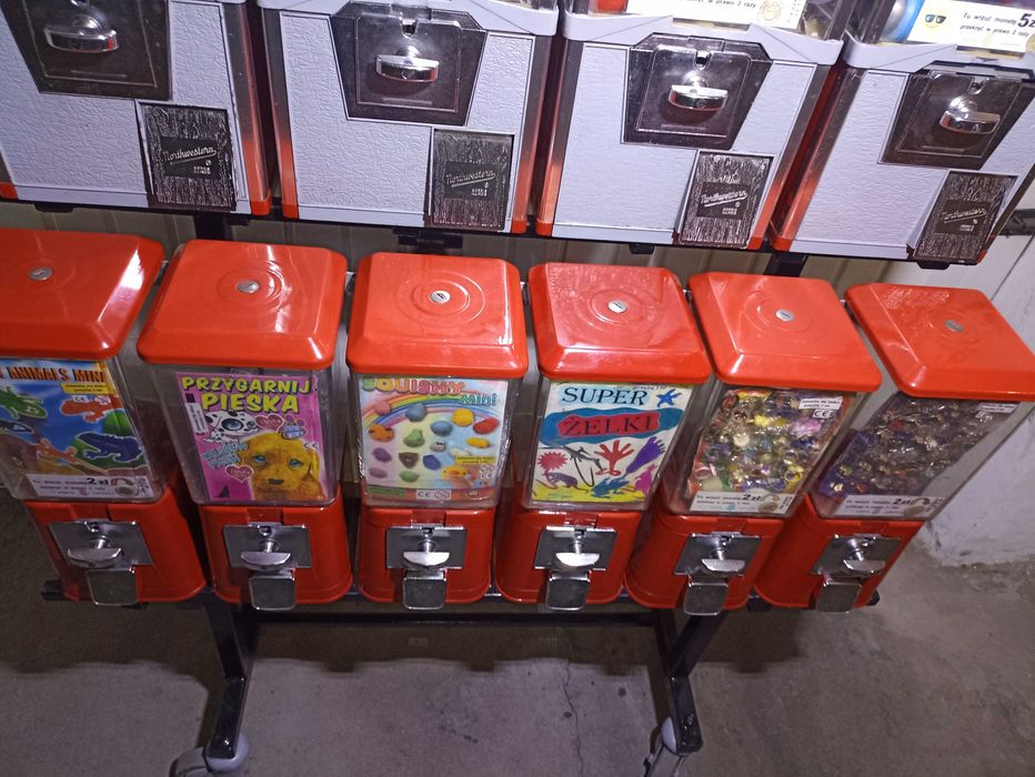 Automat do sprzedaży zabawek, pamiątek w kapsułach, piłek kauczukowych