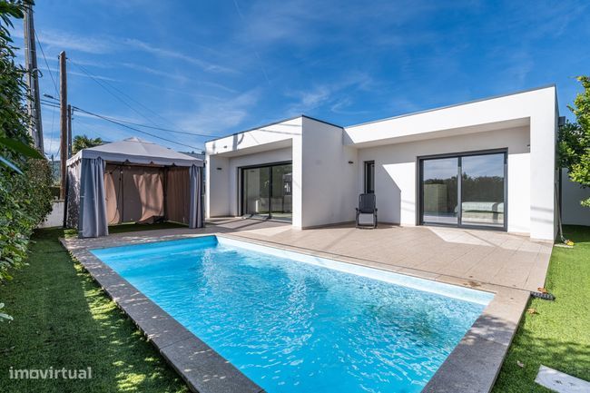 Moradia T3 Térrea com piscina em Turiz