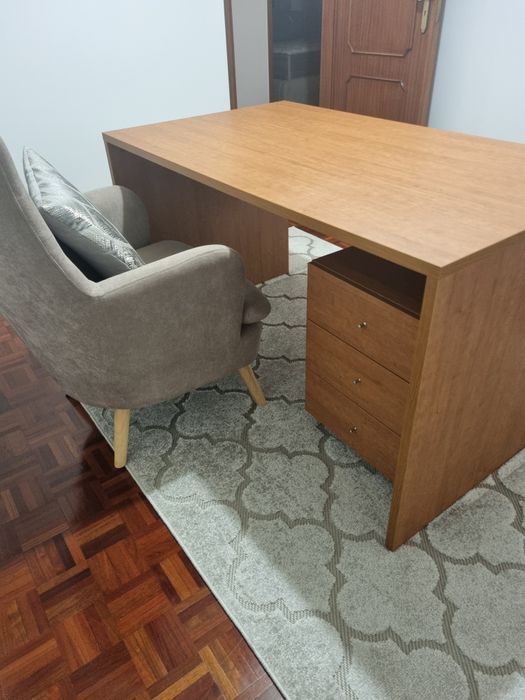 Mesa com modulo gavetas e cadeirão