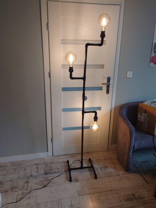 Lampa stojąca loft z rurek hydraulicznych