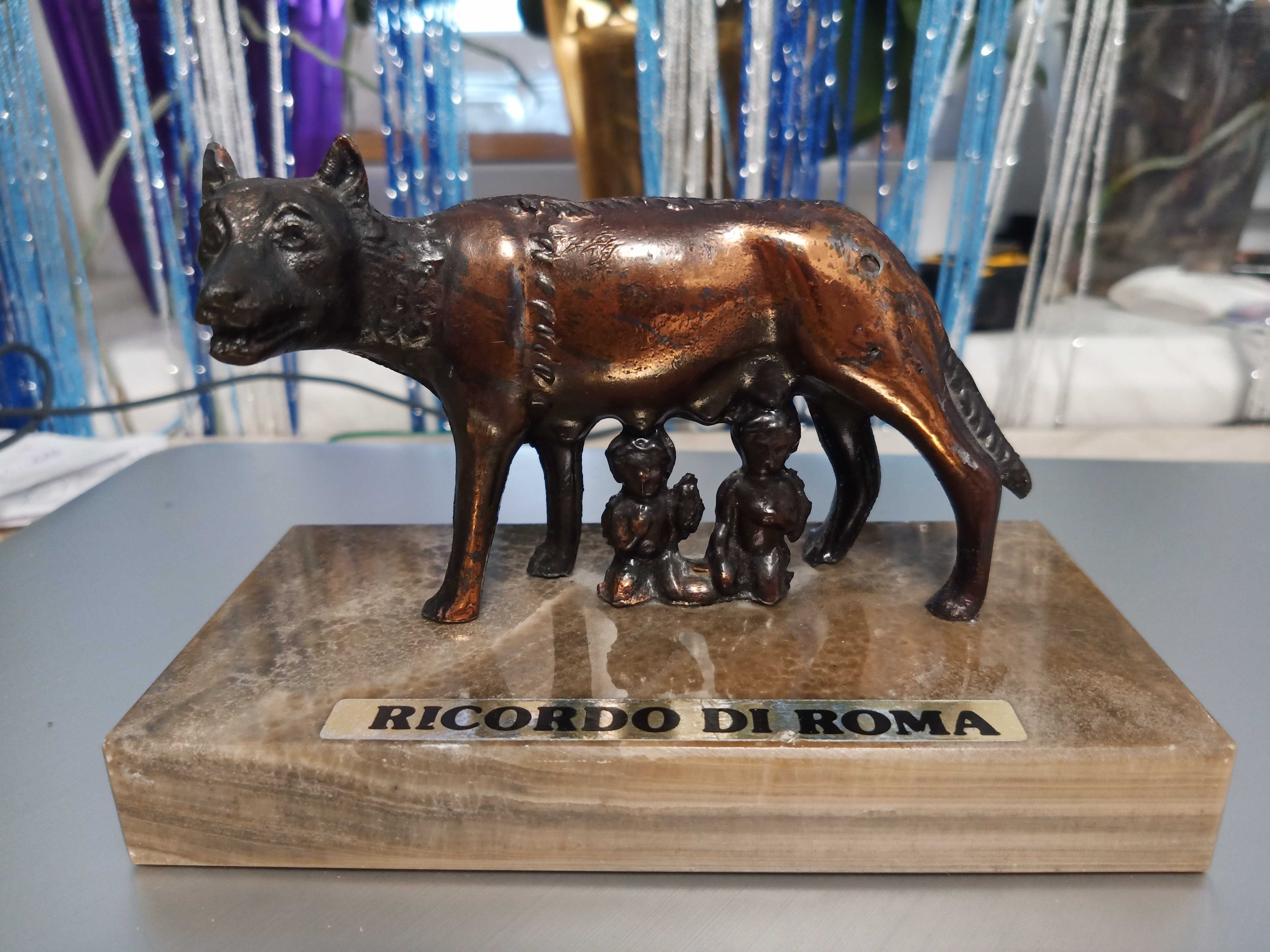 Винтажная итальянская статуэтка  на мраморной основе Ricordo di roma