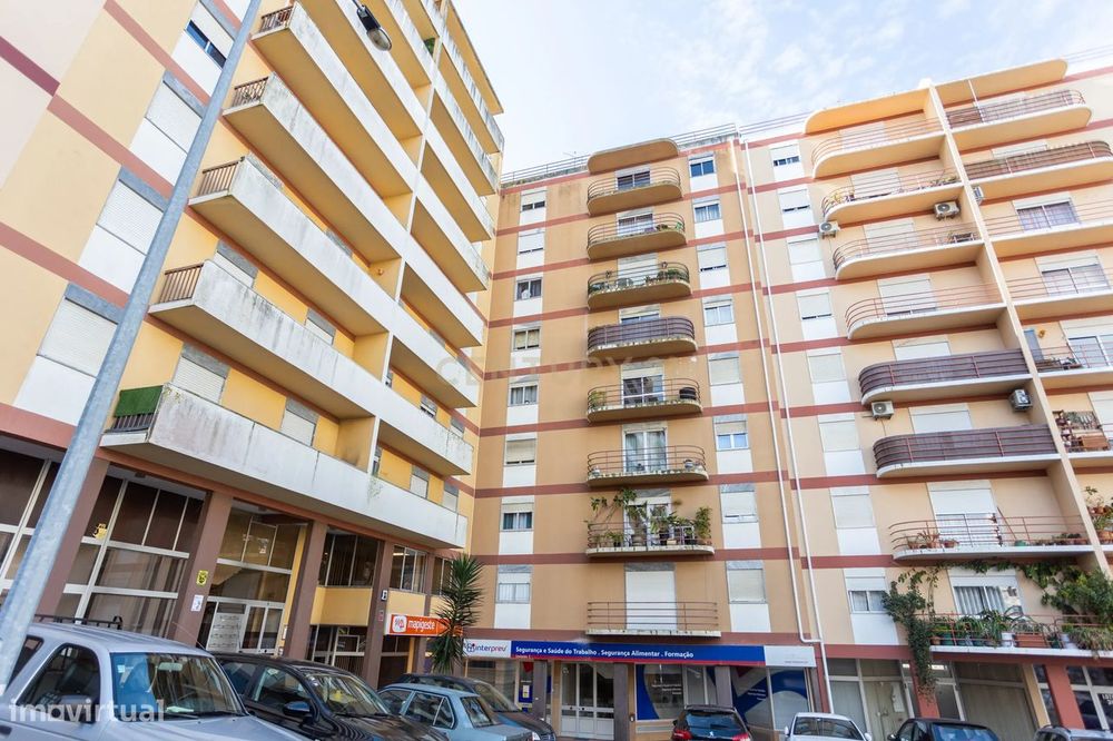 Apart. T3 p/ arrendamento, vista desafogada e excelente localização em