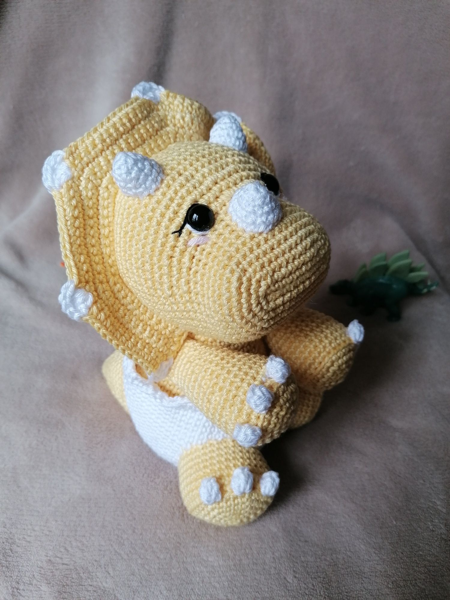 Dinossauro de crochet (amigurumi)