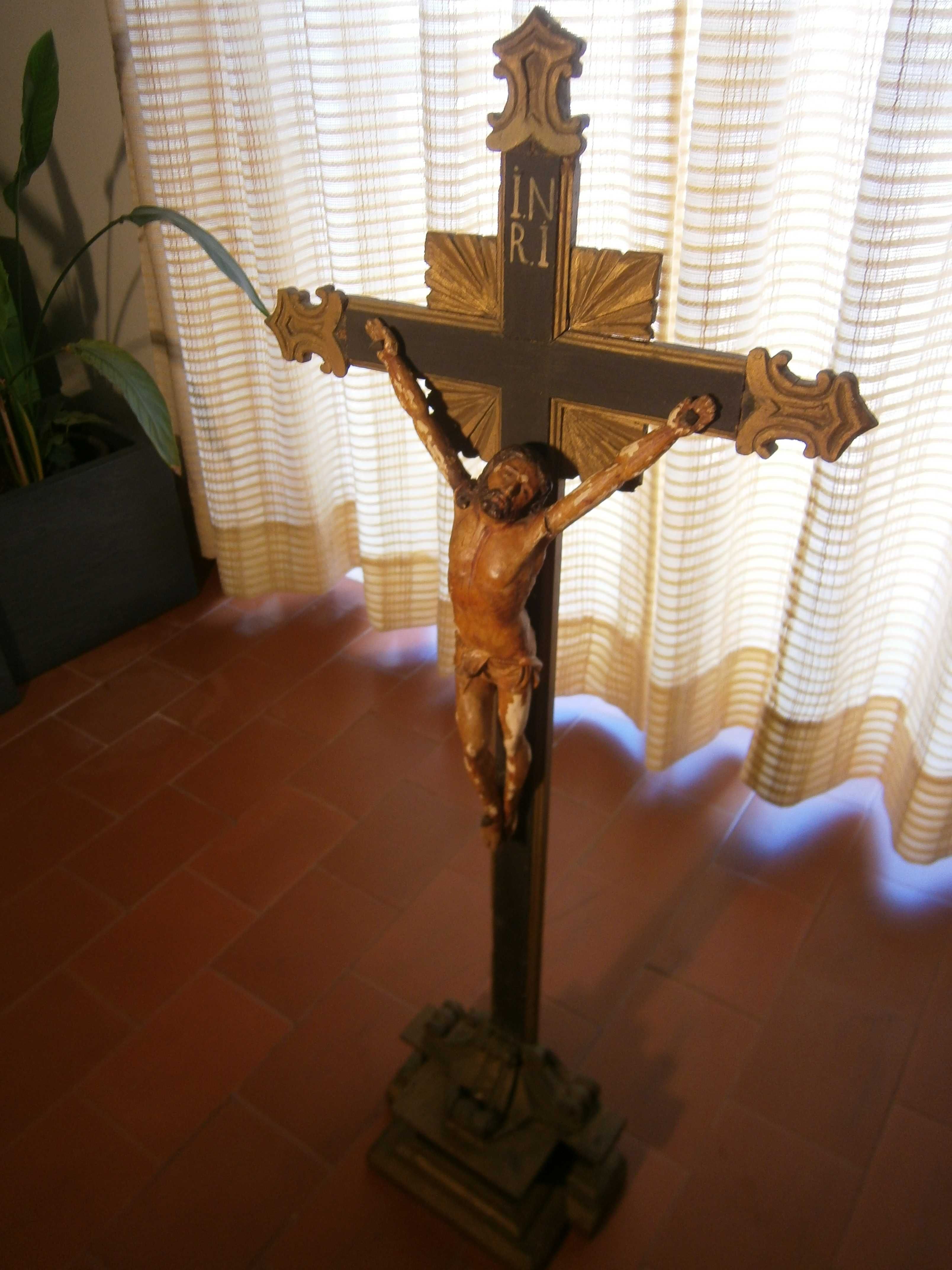 Crucifixo em madeira centenário-óptimo preço