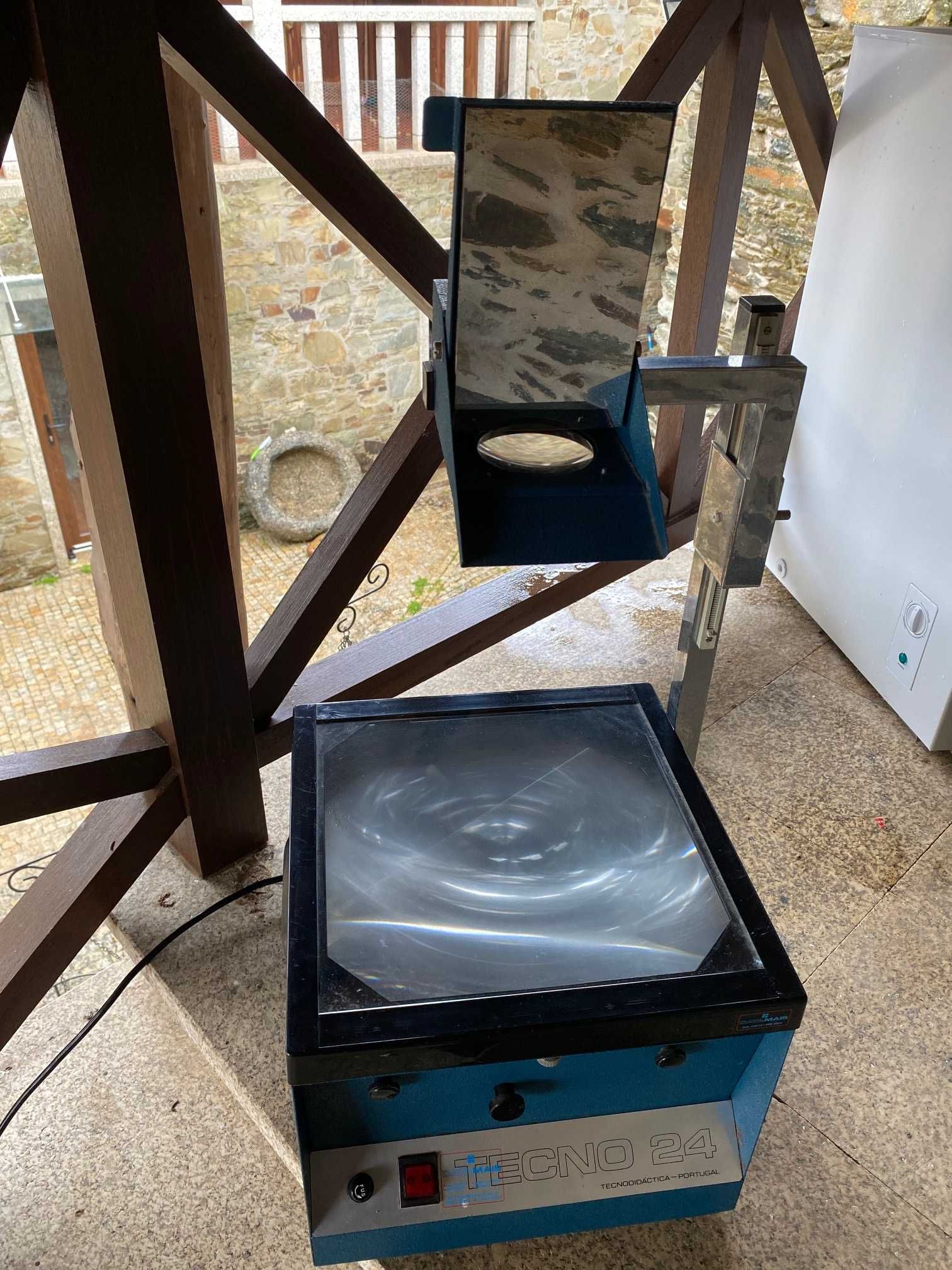 Projetor de acetatos a funcionar