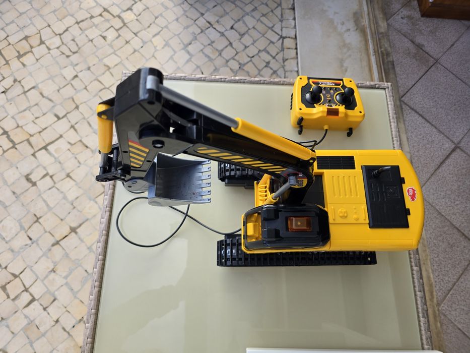 Retroescavadeira caterpillar brinquedo