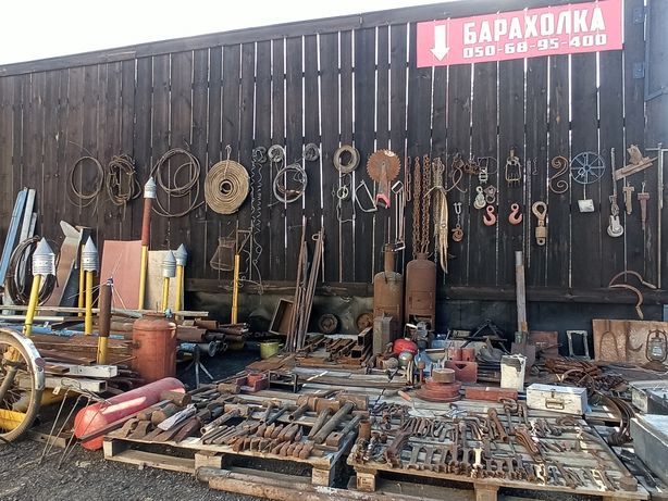 Ринок вживаних господарських речей та металопрокату в Котельві.