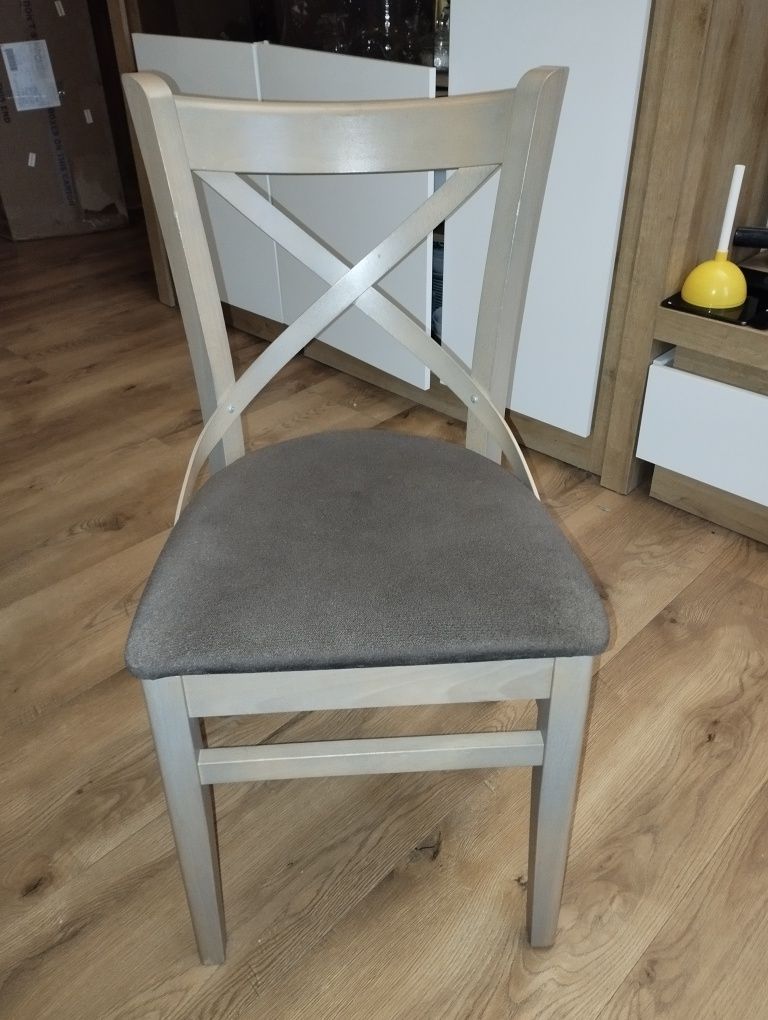 Brązowe krzesło tapicerowane, krzyżak.