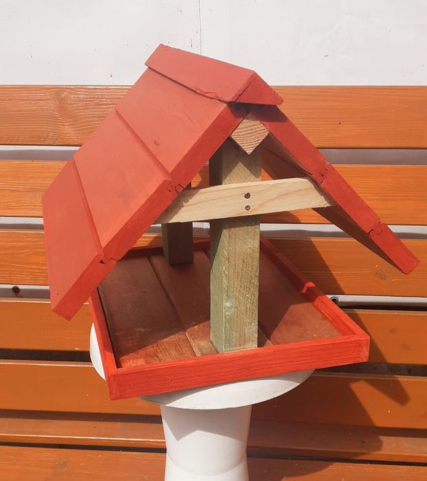 Karmik  dla ptaków z budką