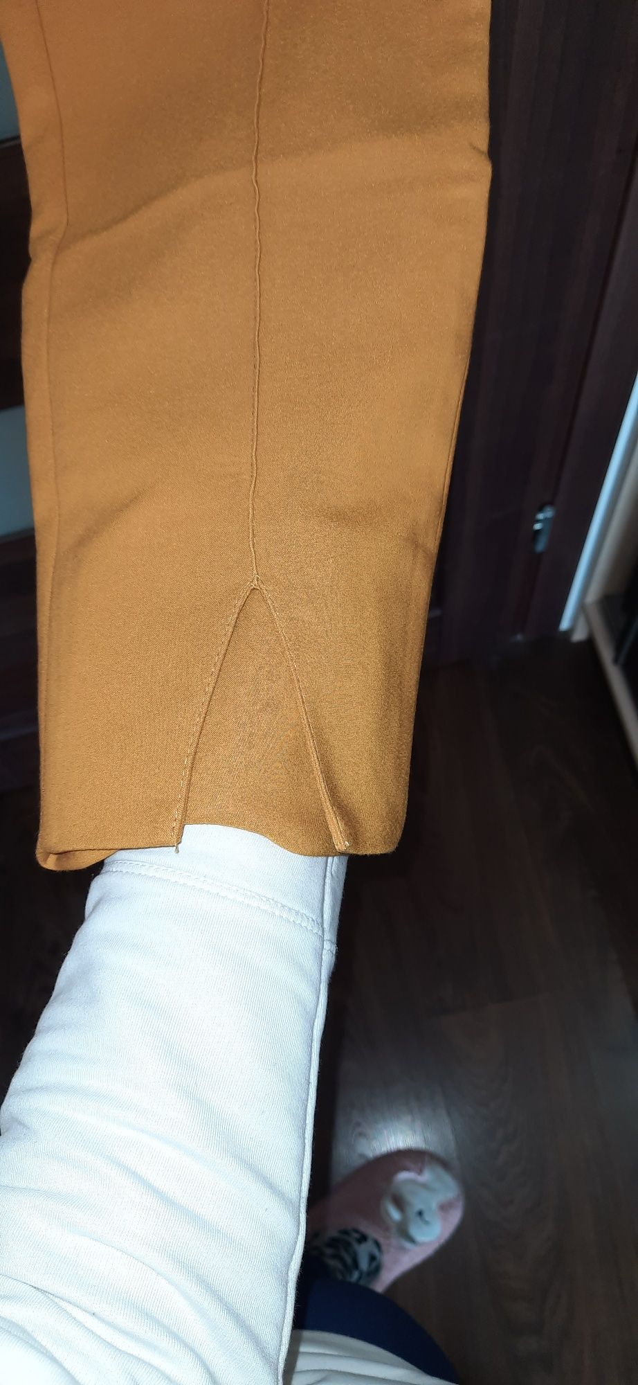 Musztardowe eleganckie spodnie w kant 40