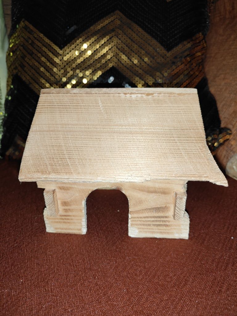 Domek z drewna własnoręcznie robiony dla gryzoni: chomika, szczurka.