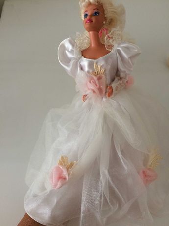 Barbie  noiva e outras e roupa de boneca