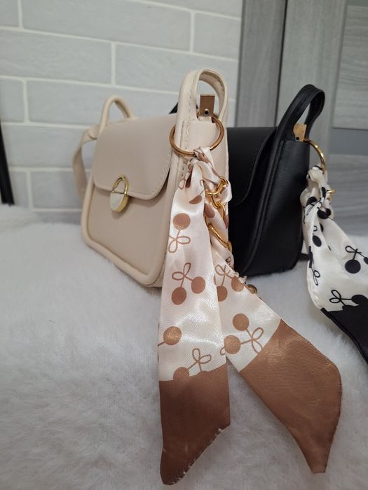 Маленька сумка з хустинкою