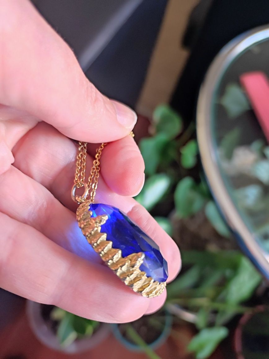 Magnífico colar jóia vintage com pendente em vidro lapidado