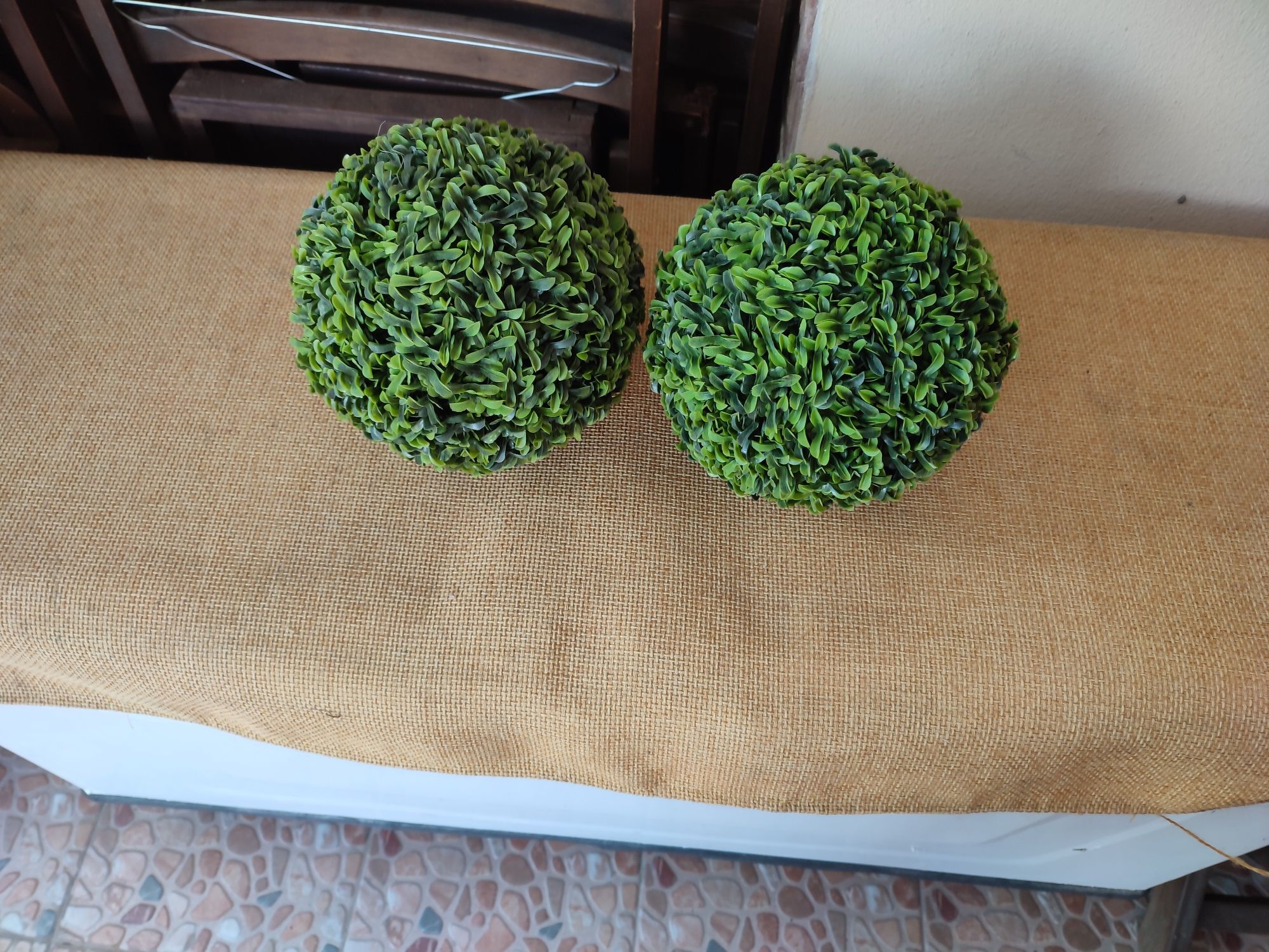2 bolas de folhas pequenas verde sintético