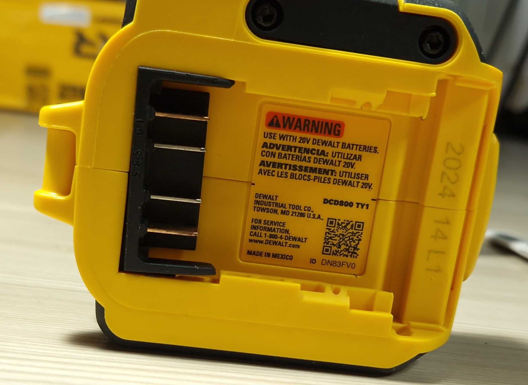 Аккумуляторная бесщеточная дрель-шуруповерт DEWALT DCD800P1 20V 90 Nm