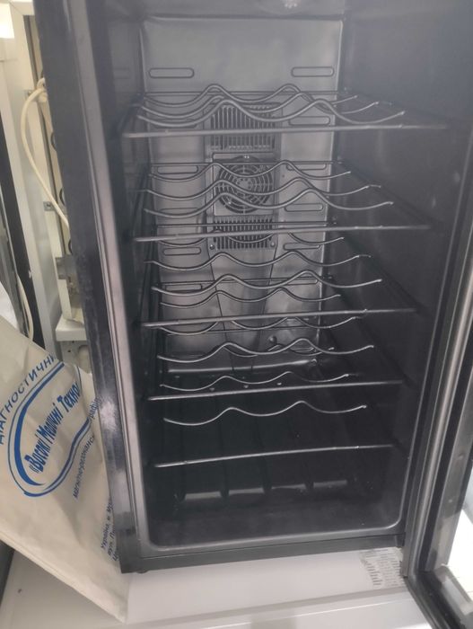 Винна Вітрина. Привезена з Європи.