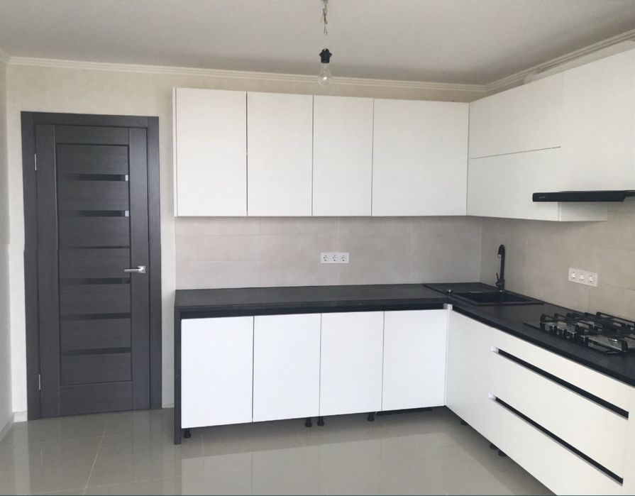 Продам 3-кімнатну квартиру на Митниці, вул. Жужоми