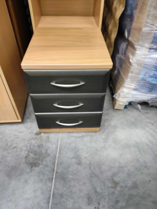 Mała szafka z szufladami