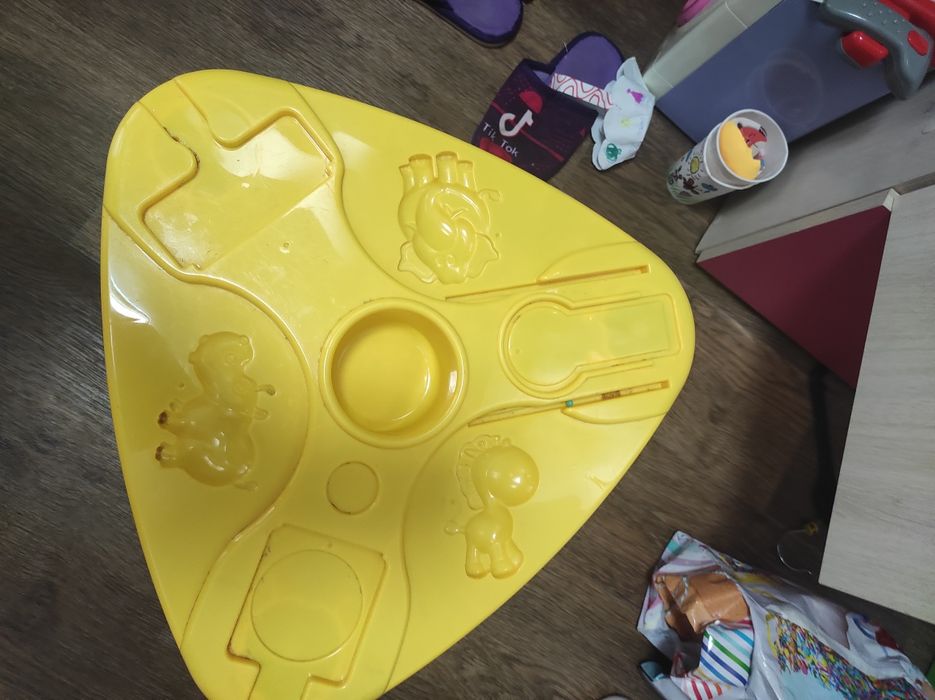 Столик для ліплення, мольберт, пазли