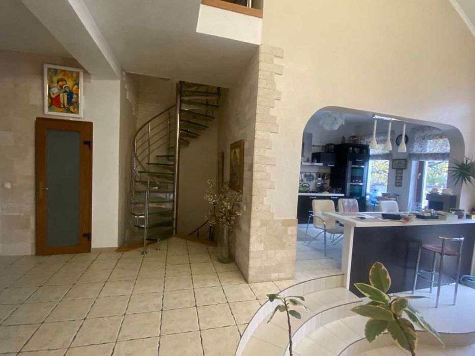 Просторий будинок 434 м² з басейном в Аркадійський провулок
