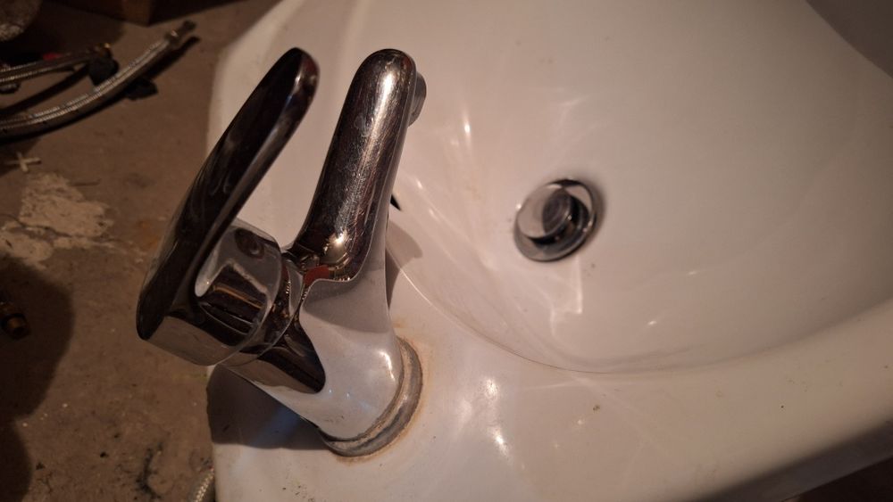 Umywalka łazienkowa z kranem