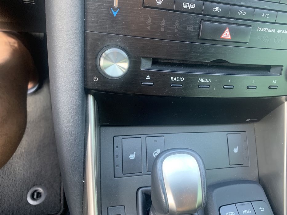 Lexus is 200t 2017 рік