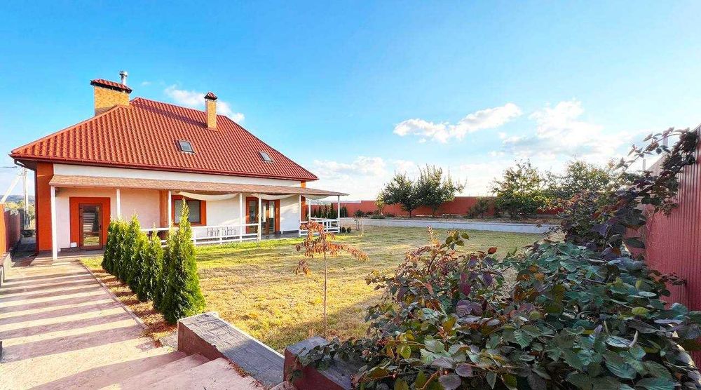 Жилий дім200м2+0,25га.Камін,сонячні панелі,електро/твердопалевний котл