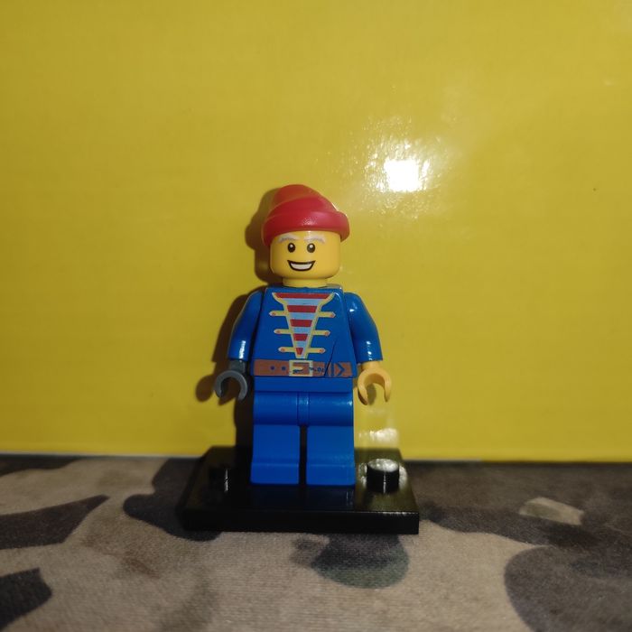 Figurka pirata z czerwoną czapka