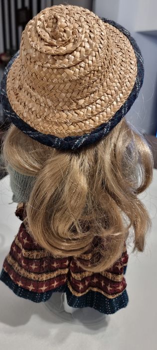 Linda boneca antiga em porcelana