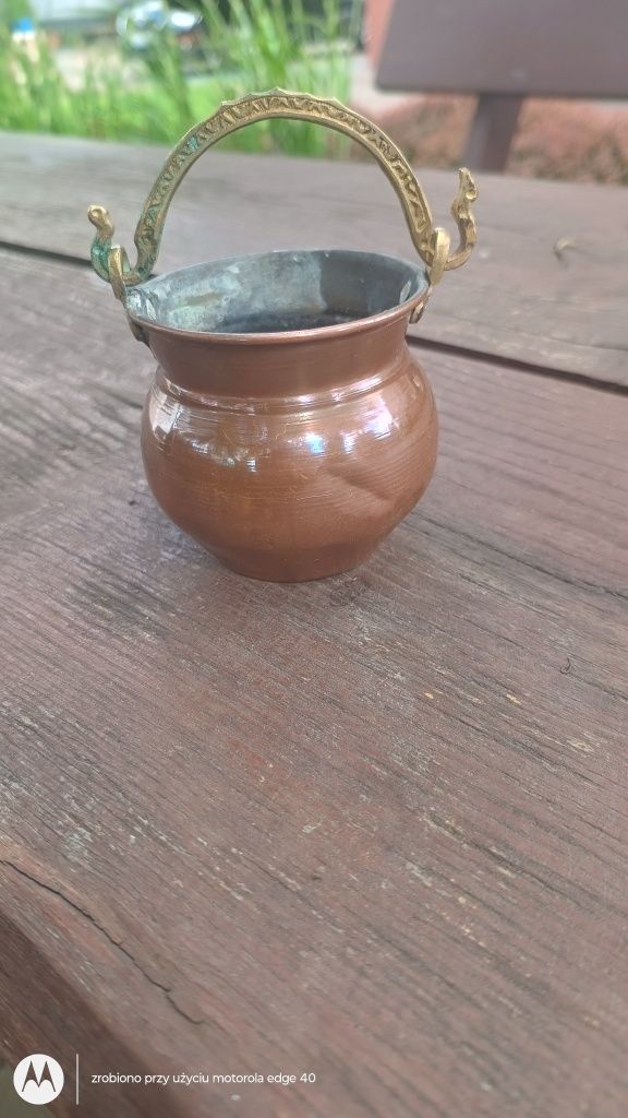 Garnek miedziany z rączką z brązu