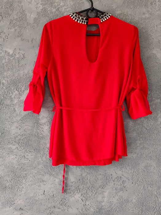 Elegancka bluzka zdobiona szyja, czerwona, szyfonowa z paskiem, M