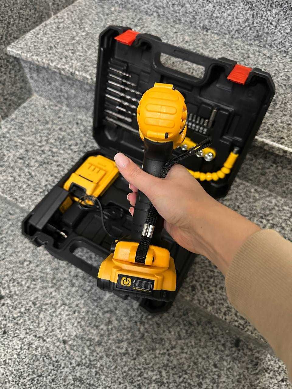DeWalt Шуруповерт аккумуляторный безщеточный в кейсе с инструментами