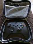 Pad Xbox series X z oryginalnym akumulatorkiem plus etui.