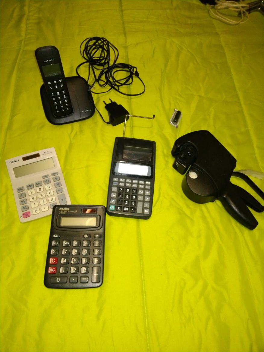 Maquina de etiquetar,calculadoras e telefone