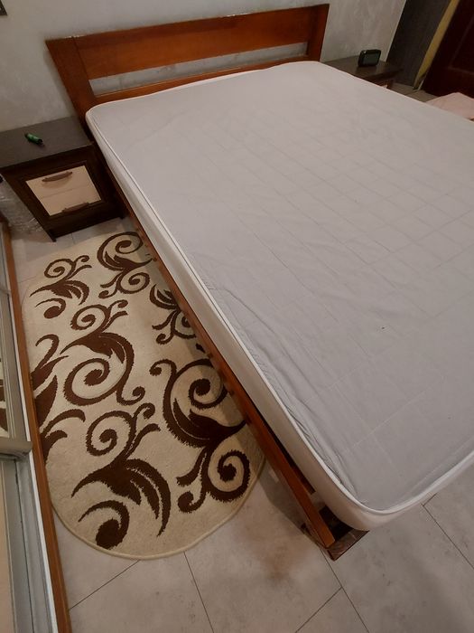 Деревянная кровать с матрацом