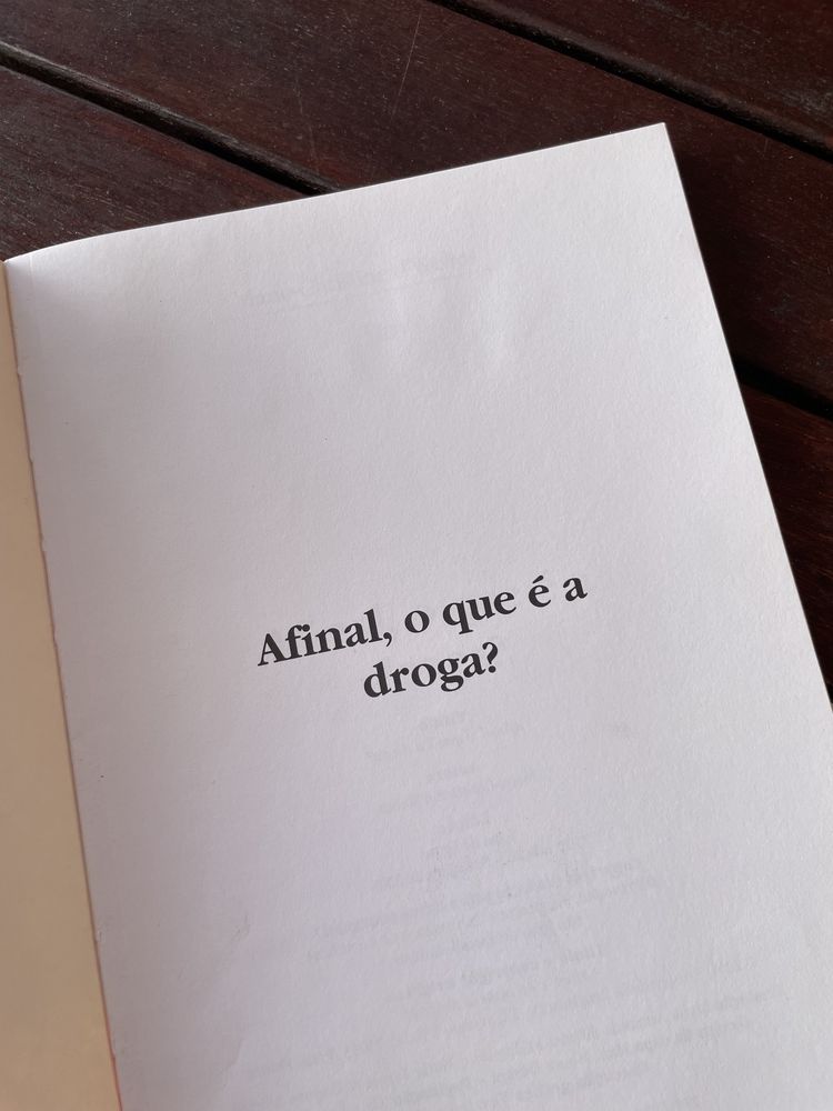 Vendo o livro Afinal, o que é a droga?