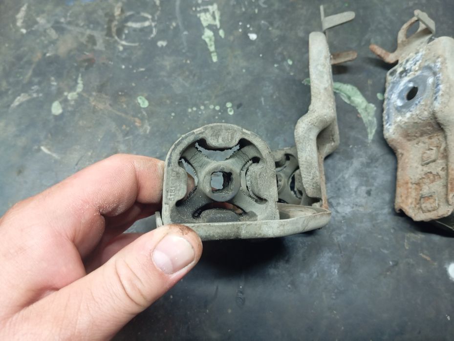 Продам кронштейн кріплення вихлопної труби Jeep Renegade