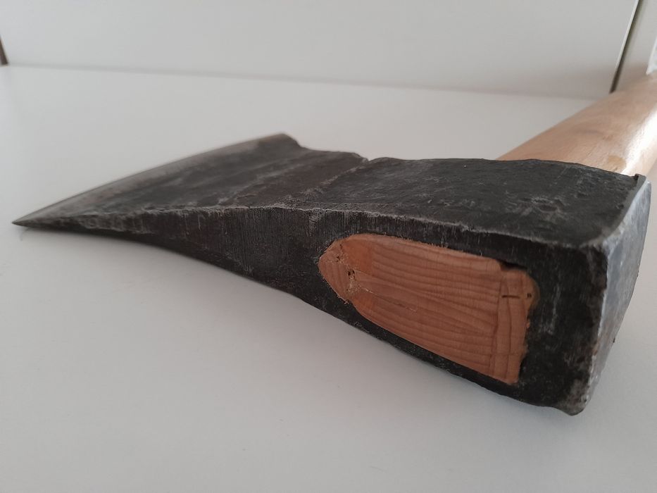 Stara siekiera ręcznie kuta