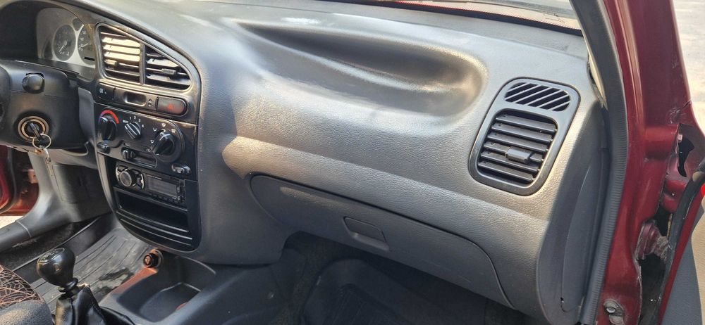 Деу Ланос 1.5 червоний