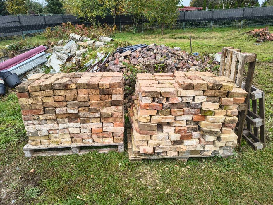 Cegły i kamienie z rozbiórki.