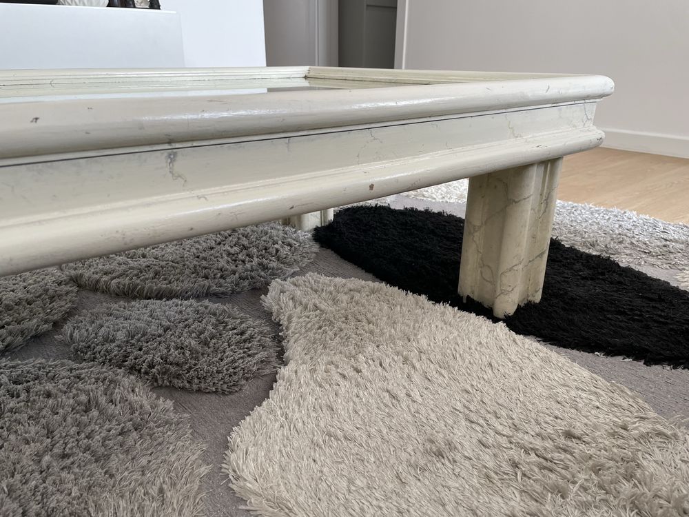 Mesa de centro bege com detalhes marmore