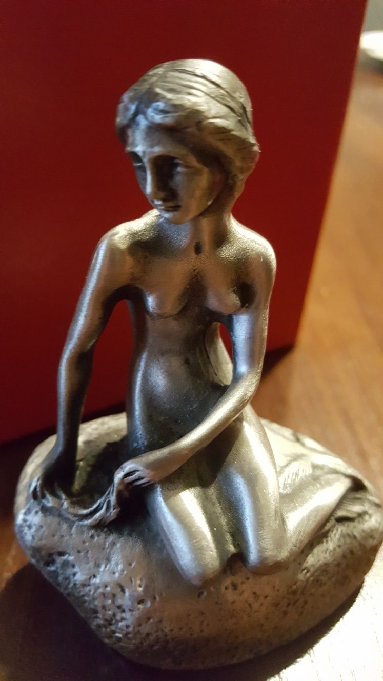 Figurka kobieta syrena syrenka na kamieniu cynk mosiądz przycisk