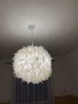Biala lampa w piorka