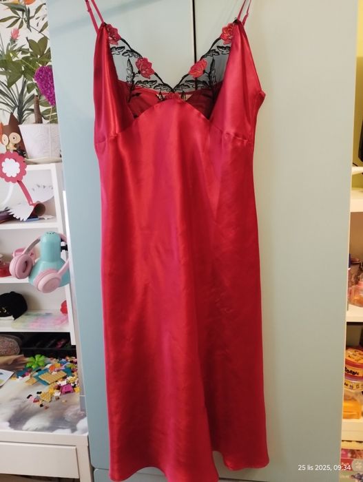 Czerwona halka z czarną koronką M