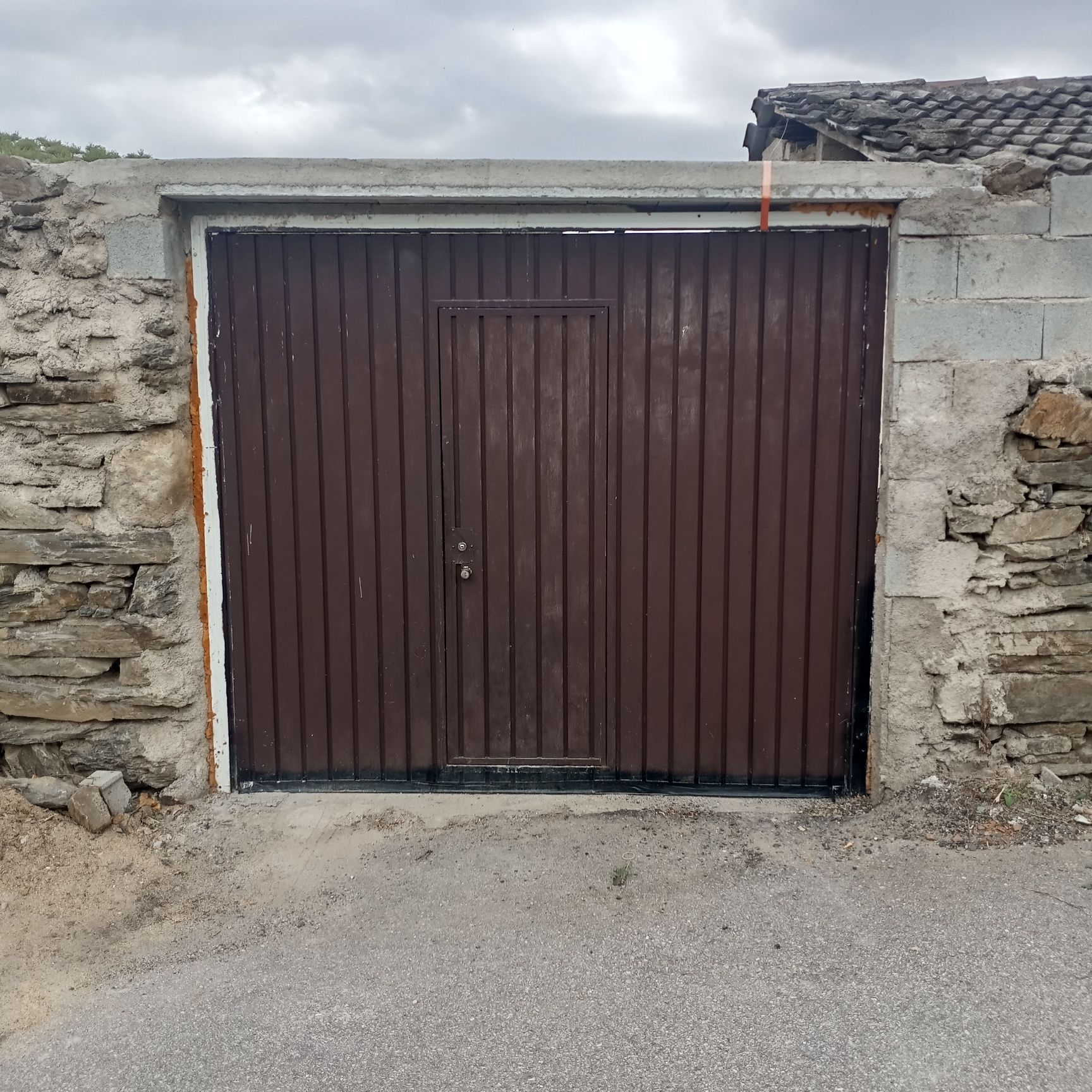 Moradia + garagem/ Douro/ tras-os-montes