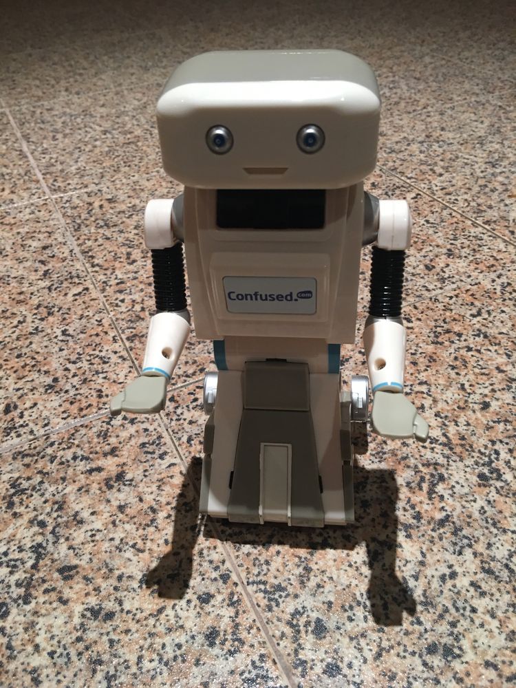 Robot  Brian fala em ingles e anda com recurso a mola nas rodas