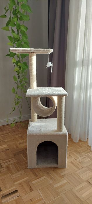 Nowy drapak dla kota beżowy wielopoziomowy stabilny z legowiskiem